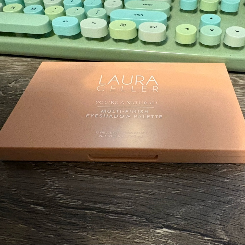 New Laura Geller Multi-Finish Eyeshadow Palette - Pink - Picture 5 of 8